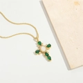 Collar de cruz dorada con piedras verdes en gota y relieve de icono blanco sobre piedra - Zircón Verde