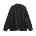 Detalle de una chaqueta bomber negra con cuello acanalado, puños y bolsillos laterales - S / Negro