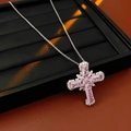 Dettaglio della collana choker in argento con ciondolo a croce in zircone su vassoio - Argento-Rosa