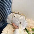Elegante borsa bianca con fiori ricamati, nappa lunga e catena dorata - Bianco