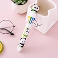 Simpatica penna a sfera panda 10 colori con topper 3D su sfondo rosa creativo - Panda con lo Zaino