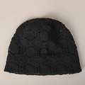 Détail du motif floral en dentelle au crochet sur ce bonnet d'été noir pour femme - M(56-58cm) / Noir