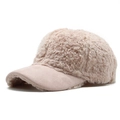 Dettaglio del berretto da baseball rosa in peluche con trama morbida e visiera in pelle - Regolabile / Rosa