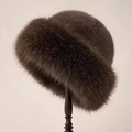 Gorro de invierno de piel sintética marrón oscuro, estilo pillbox suave para mujer - Marrón