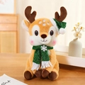 Peluche di renna di Natale con cappello e sciarpa verdi su un accogliente tavolo di legno - Marrone Chiaro - Sciarpa Verde Con Paillettes / 30cm