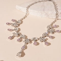 Dettaglio collana foglia in argento con pietre rosa e trasparenti a goccia - Collana Con Nappine A Goccia Argento