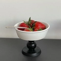 Coupe en céramique blanche sur socle en bois noir avec des fraises fraîches en décor - Bol à pied haut (12.5*10.5cm) / Noir