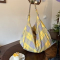 Grande borsa hobo in tessuto a scacchi giallo e viola con ampia tracolla - Griglia gialla e viola
