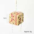 Ciondolo scatola regalo di Natale da 6cm in carta kraft con renna rossa e motivi di agrifoglio - Alce / 6g