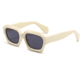 Moderne zeshoekige zonnebril met roomwit mat montuur en donkergrijze glazen - Beige Frame Zwart Grijze Lens