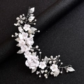 Copricapo da sposa con fiori in argilla bianca, foglie d'argento e perle su fondo nero - Edizione in Filo di Rame Bianco