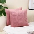Zwei rosa Samtkissen mit Wellen-Steppmuster auf einem beigen Sofa im Wohnzimmer - 45*45cm (Nur Bezug) / Rosa