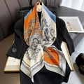 Carré de soie aux motifs paisley orange et bleu porté sur un pull noir élégant - 22103 Image Principale / 90*90cm