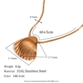 Macro del ciondolo a conchiglia in acciaio inossidabile placcato oro 18K con misure - Collana con Pendente a Forma di Capasanta Fusa - Oro