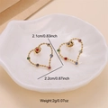 Vista dettagliata degli orecchini a cuore dorati con zirconi colorati e misure indicate - Oro Zirconia Multicolore