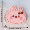 Écusson brodé lapin rose avec détail cerise pour décoration de vêtements - Lapin