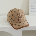 Dettaglio cappello in velluto per bambini con toppa a orsetto e motivo monogramma vintage - Cappellino da baseball / Cachi