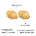 Dettaglio orecchini dorati in acciaio inossidabile con texture, dimensioni e caratteristiche impermeabili - Oro