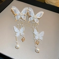 Detail von langen Schmetterlingsohrringen mit Perlen und Flügeln aus Organza - Spitzen-Schmetterlings-Stil