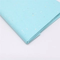 Gefaltetes hellblaues Geschenkpapier mit holografischem Glitzer und Regenbogeneffekt - Glitzer Tiffany Blau