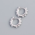 Pendientes de aro huggie plateados con una hilera exterior de pequeñas perlas blancas - Color Plata Platino (Par)
