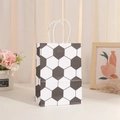 Bolsa de regalo de papel kraft con diseño de fútbol y asas blancas para fiestas deportivas - Fútbol Clásico Blanco y Negro