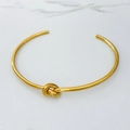 Vue détaillée du bracelet jonc nœud doré montrant la finition polie et le design épuré - Nœud Simple Couche Doré (A1082)