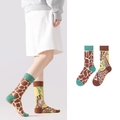 Asymmetrische Crew-Socken mit Giraffenmuster in Gelb, Braun und Blaugrün Baumwolle - Giraffen-Cartoon Stil (1054)