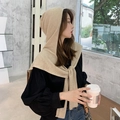 Bufanda con capucha de punto beige y chal largo cálido para mujer en un entorno de café - Albaricoque Beige
