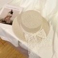 Eleganter beiger Strohhut mit breiter Krempe und weißer Spitzenschleife für den Sonnenschutz - Beige Schleife Spitze Flachtop (D-359)