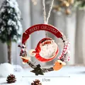 Corona de ratán navideña de 17cm con colgante de Papá Noel y cartel de Feliz Navidad - 17x17cm / Papá Noel