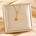 Collana dorata con ciondolo gatto e girasole incastonata con zirconi bianchi brillanti - Orso Rotante Dorato (8470)