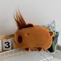 Astuccio per matite in peluche capybara con capelli soffici e chiusura a cerniera zip - Marrone