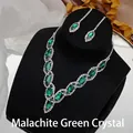 Dettaglio del set da sposa con cristalli verde smeraldo e pavé di pietre su collana ed orecchini - Verde Pavone
