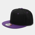 Λεπτομέρεια δίχρωμου snapback καπέλου σε μαύρο και μωβ με ασημί αυτοκόλλητο - Ρυθμιζόμενο / Μαύρο + Μοβ Γείσο