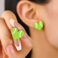 Détail de boucles d'oreilles tennis en forme de cœur vert fluo avec motif de couture - Tennis Vert (3086)