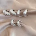 Set di 3 paia di orecchini a cerchio a C argentati con diverse texture e finiture - Set da 3 paia / Argento