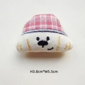 Detalle de accesorio de perro de peluche DIY para ropa y cabello, 3.8x5.5cm - Estilo DIY (Apertura trasera) / Perro Blanco con Sombrero de Cuadros