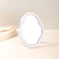 Miroir mural irrégulier blanc en forme de nuage avec cadre ondulé moderne sur tissu beige - Blanc Peint