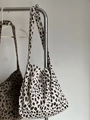 Borse tote in velluto a coste con stampa animalier su un rack in due colori - Bianco Leopardato