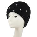 Bonnet en tricot noir pour femme avec strass colorés sur une tête de mannequin - Taille Unique(55-60cm) / Noir