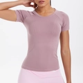 Détail du t-shirt en tricot sans couture montrant la texture respirante et le tissu mauve - Rose Crépuscule