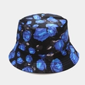 Dettaglio ravvicinato della trama floreale con rose blu su cappello pescatore nero - M (56-58cm) / Rosa Blu Nera