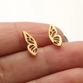 Puces d'oreilles papillon dorées minimalistes présentées sur un doigt pour la taille - Style Aile de Papillon (673) / Doré