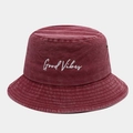 Détail de la broderie 'Good Vibes' blanche sur un bob en coton bordeaux délavé - M (56-58cm) / Bordeaux