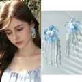 Details von blauen Blumenohrringen mit durchscheinenden Blütenblättern und Perlenfransen - 21# Silber-Ohrstecker - Weiß - Blau
