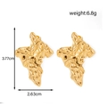 Boucles d'oreilles géométriques dorées avec texture lave sur fond blanc épuré - ER-1561/Texture Plissée Lave / Doré