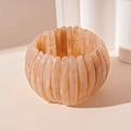 Vue détaillée du bracelet en acrylique marbré ambre avec un design rétro texturé - Café Clair