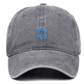 Détail de la broderie étoile bleue sur une casquette en coton gris délavé - Réglable / Gris