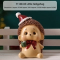 Statuetta in miniatura di riccio natalizio con cappello rosso e fiocco festivo - 7116R-03 Riccio